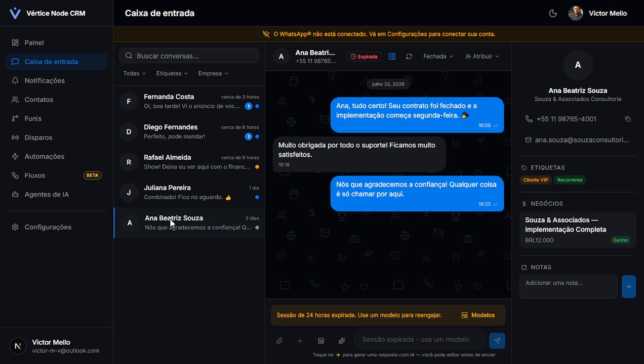 Caixa de entrada do CRM mostrando uma conversa de WhatsApp com etiquetas, dados do contato e negócio vinculado